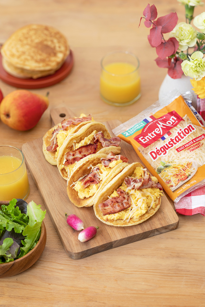 Pancakes fromagers façon nachos, lard croustillant, œufs brouillés, Râpé Dégustation Entremont