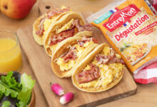 Pancakes fromagers façon nachos, lard croustillant, œufs brouillés, Râpé Dégustation Entremont