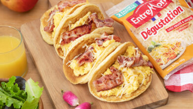 Pancakes fromagers façon nachos, lard croustillant, œufs brouillés, Râpé Dégustation Entremont