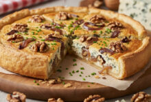 Tarte rustique Roquefort, noix croquantes oignons caramélisés