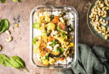 Curry de chou-fleur, noix de cajou riz aux épinards
