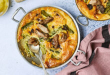 Petits clafoutis à l’agneau, asperges vertes fromage de brebis