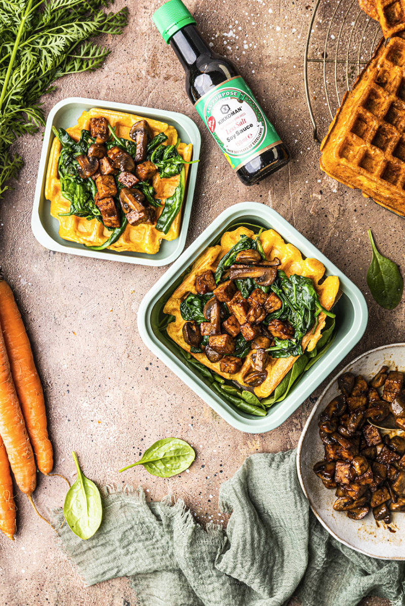 Gaufres végétaliennes tempeh pimenté, lit d’épinards champignons