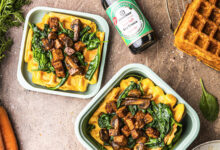 Gaufres végétaliennes tempeh pimenté, lit d’épinards champignons