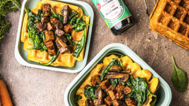 Gaufres végétaliennes tempeh pimenté, lit d’épinards champignons