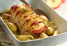 Rôti de veau Orloff pommes, oignons caramélisés lard fumé